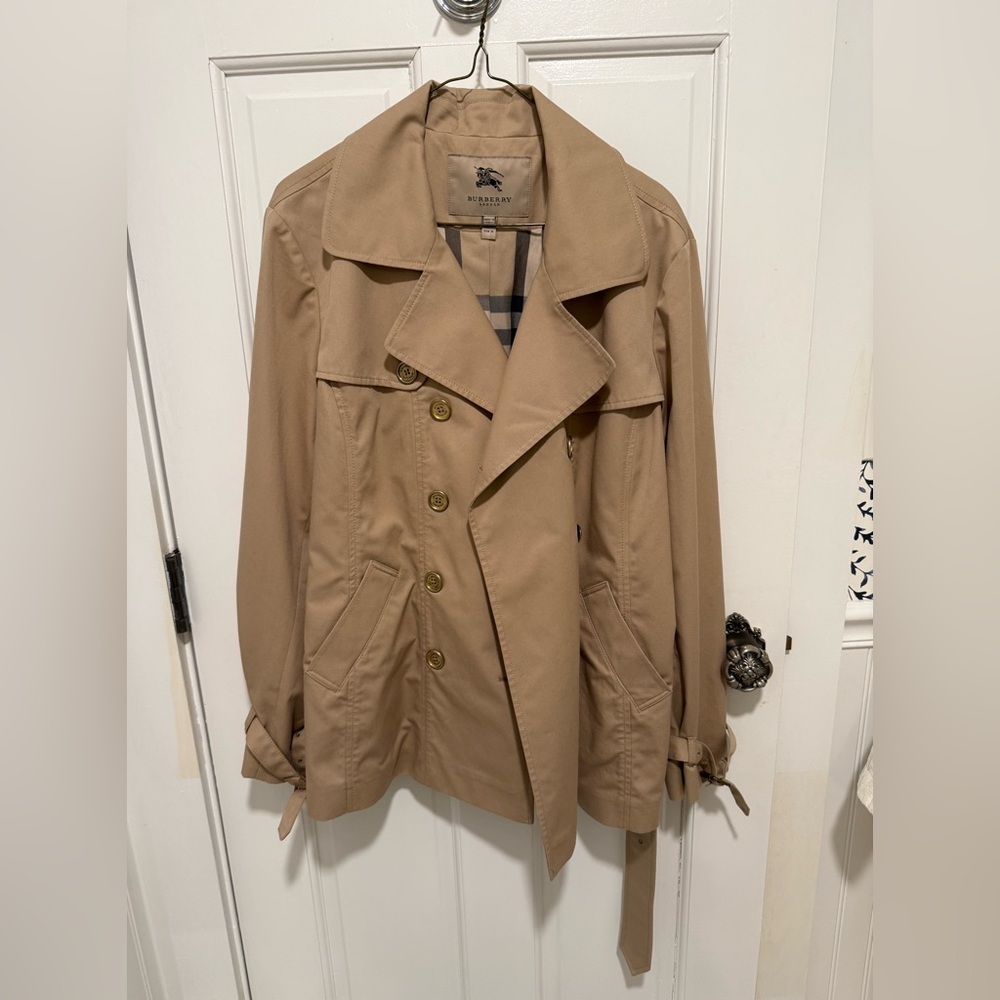 Excellent condition Burberry short trench